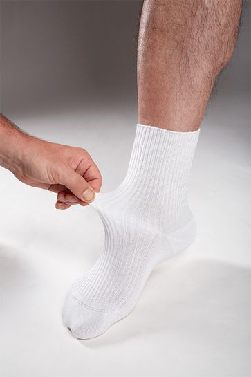 Žebrované vysokorozťažné ponožky bílé